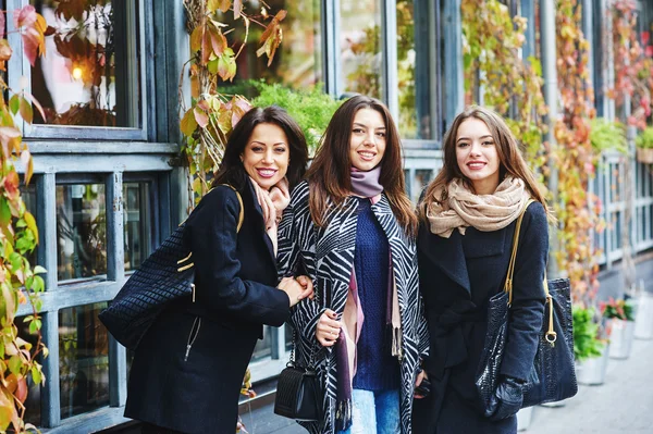 Tři mladé roztomilé dívky baví společně na město pěšky. Způsob života . — Stock fotografie