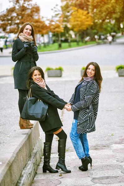 Tres chicas atractivas jóvenes que se divierten tomando fotos juntos en el paseo por la ciudad. Una forma de vida  . —  Fotos de Stock