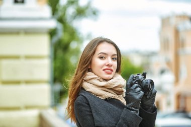 Genç kız fotoğrafçı elinde Retro fotoğraf makinesi ile