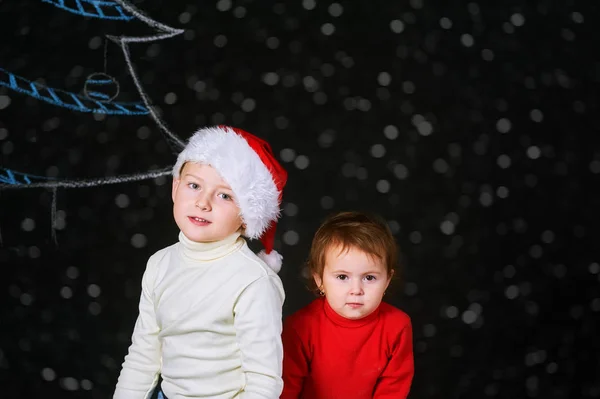 Duas crianças, irmão e irmã, em roupas de Natal — Fotografia de Stock