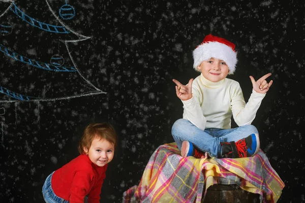 Двоє дітей, брат і сестра, в різдвяному одязі — стокове фото