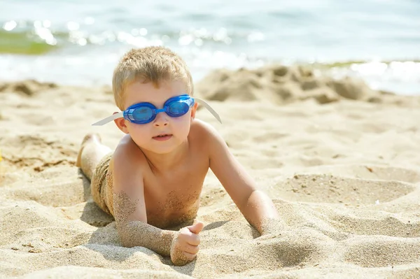 Chłopiec na plaży. — Zdjęcie stockowe