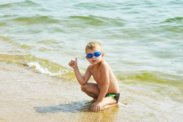 El chico en la playa — Foto de Stock