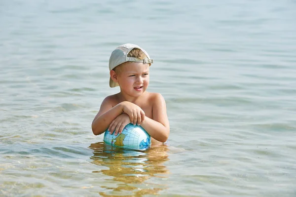 Chłopiec na plaży. — Zdjęcie stockowe