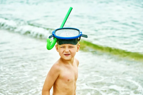 Little boy posing on the beach wearing snorkeling equipment. On the background of the sea — Stock Photo, Image