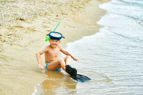 Petit garçon posant sur la plage portant de l'équipement de plongée avec tuba. Sur le fond de la mer — Photo