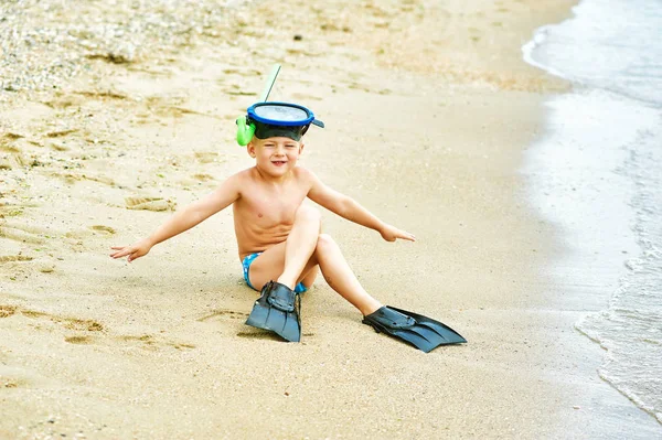 Mały chłopiec, pozowanie na plaży sobie sprzęt do nurkowania. Na tle morza — Zdjęcie stockowe