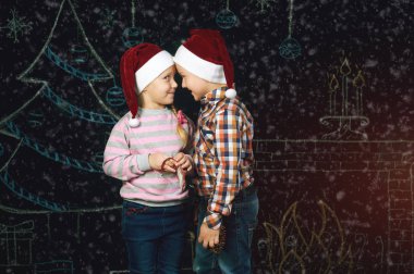 Erkek ve kız Noel arka plan, Noel Baba şapkaları .