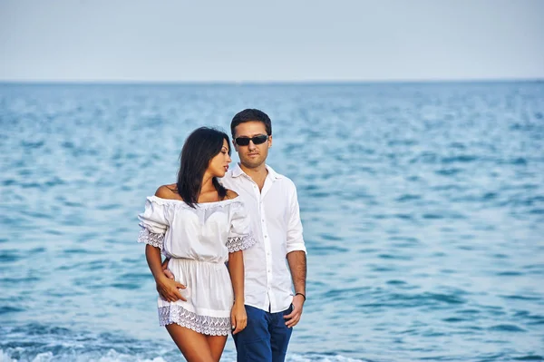 Pasangan romantis yang indah di pantai laut — Stok Foto