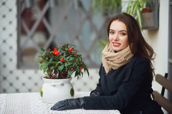 Portret van mooi meisje op straat — Stockfoto