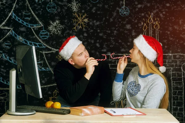 Jong koppel in KERSTMUTS schrijven van een brief aan de Kerstman — Stockfoto