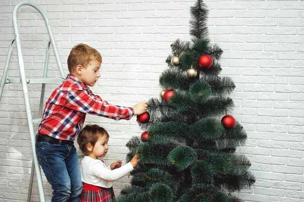 Güzel küçük çocuklar Noel ağacı süsleyin. Mutlu Noeller — Stok fotoğraf