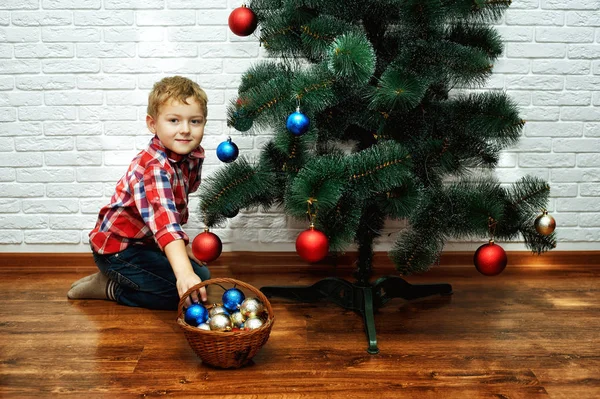 Piękne małe dzieci udekorować choinkę. Wesołych Świąt Bożego Narodzenia — Zdjęcie stockowe