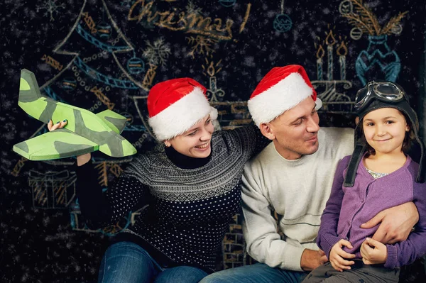 Gelukkige familie kerst reis voorbereiden. ouders en dochter studeerde de kaart — Stockfoto