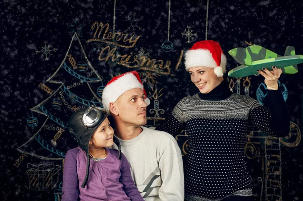 Família feliz se preparando para a viagem de Natal. pais e filha estudaram o mapa — Fotografia de Stock
