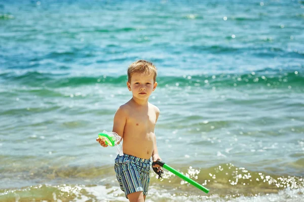 小男孩摆在海滩穿浮潜设备上。在大海的背景 — 图库照片