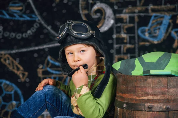 Een jongen met een modelvliegtuig speelgoed op de achtergrond van een kerst — Stockfoto
