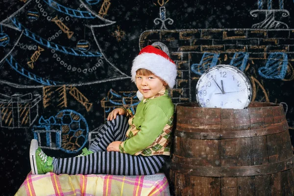 Een jongen die zich voordeed op Kerstmis achtergrond. Vrolijk kerstfeest — Stockfoto