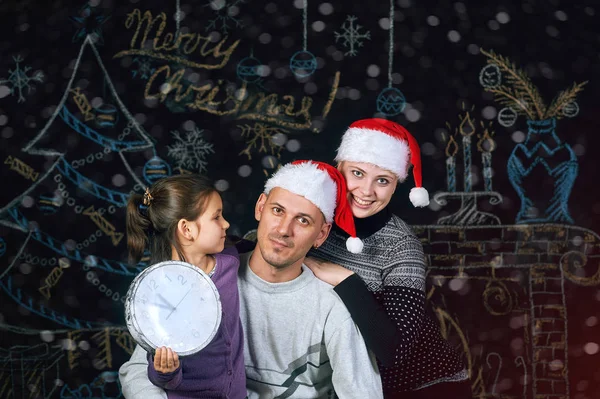Ευτυχισμένη οικογένεια ποζάρει σε Χριστουγεννιάτικο φόντο. Καλά Χριστούγεννα — Φωτογραφία Αρχείου
