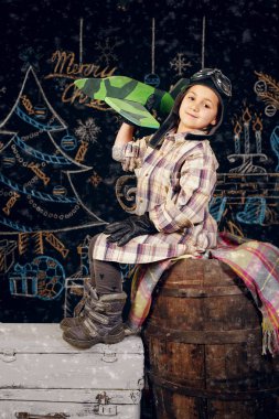 Noel arka plan üzerinde bir model uçak ile oynayan kız