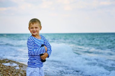Sahil yürüyüş küçük çocuk yeleği ile dürbün,
