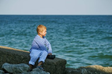 küçük çocukla dürbün, denizin içinde belgili tanımlık geçmiş