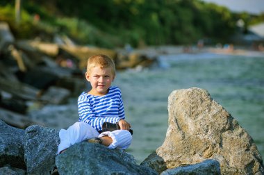 küçük çocukla dürbün, denizin içinde belgili tanımlık geçmiş