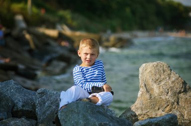 küçük çocukla dürbün, denizin içinde belgili tanımlık geçmiş