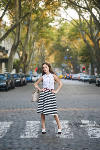 Ung vacker elegant kvinna på gatan. modetrender — Stockfoto