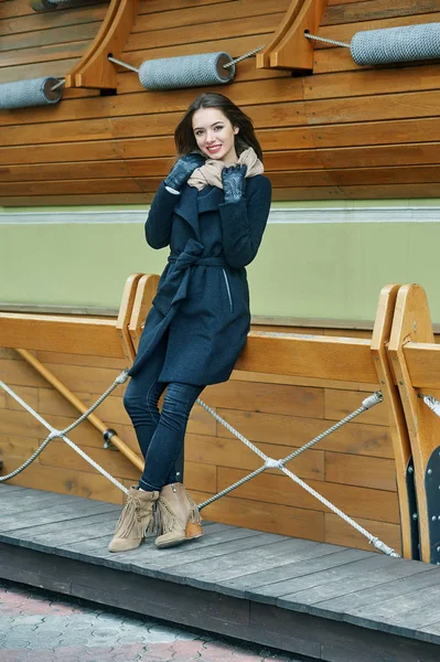 Portrait d'automne d'une fille dans la ville — Photo