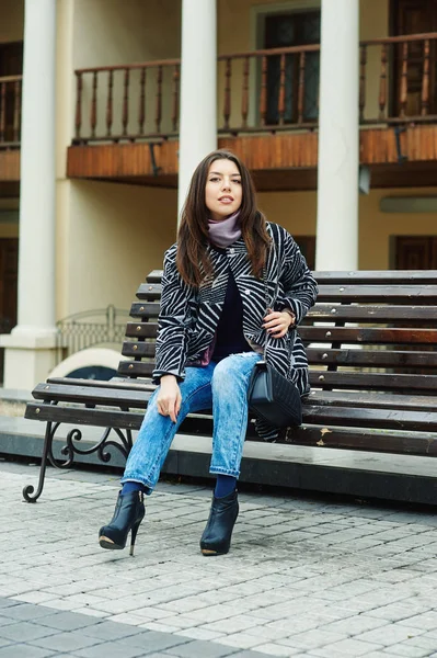 Retrato de otoño de una chica en la ciudad —  Fotos de Stock