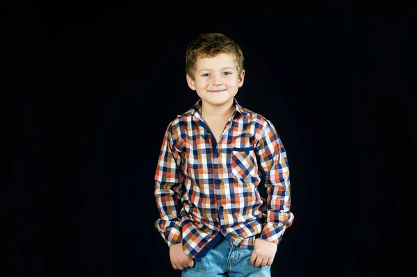 Retrato de um menino em um fundo escuro — Fotografia de Stock