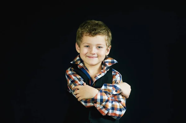 Retrato de um menino em um fundo escuro — Fotografia de Stock