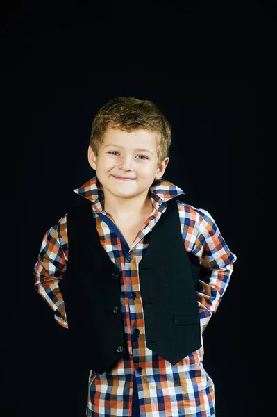 Retrato de un niño sobre un fondo oscuro —  Fotos de Stock