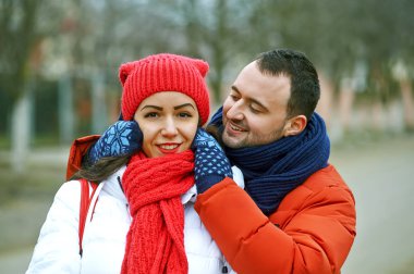 Parlak kıyafetlerini giymiş bir yolda sevgi dolu genç Çift