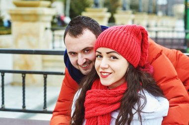 Parlak kıyafetlerini giymiş bir yolda sevgi dolu genç Çift