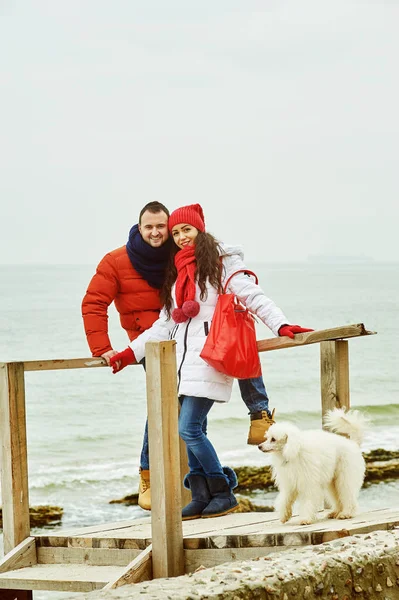 Giovane coppia amorevole su una passeggiata, vestita con abiti luminosi — Foto Stock