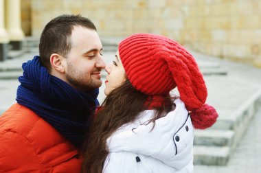seven genç çift bir yürüyüş şehrin eğleniyor