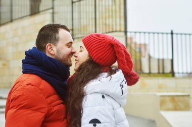 seven genç çift bir yürüyüş şehrin eğleniyor