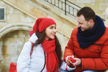 seven genç çift bir yürüyüş şehrin eğleniyor