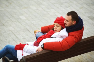 seven genç çift bir yürüyüş şehrin eğleniyor