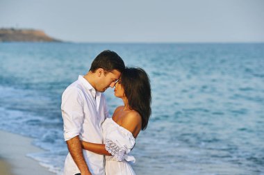 Sevgi sahil üzerinde güzel Romantik Çift