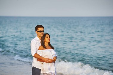 Sevgi sahil üzerinde güzel Romantik Çift