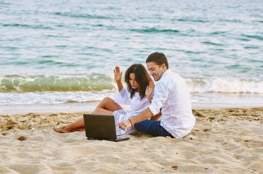 Sevgi sahil üzerinde güzel Romantik Çift