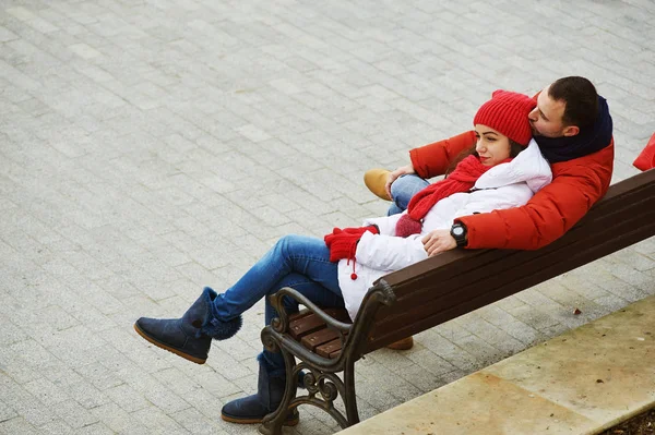 seven genç çift bir yürüyüş şehrin eğleniyor