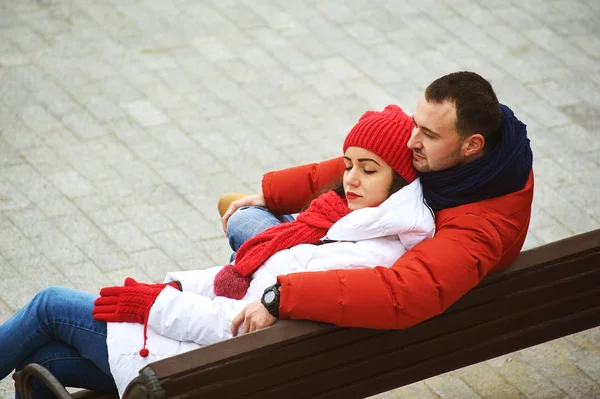 seven genç çift bir yürüyüş şehrin eğleniyor