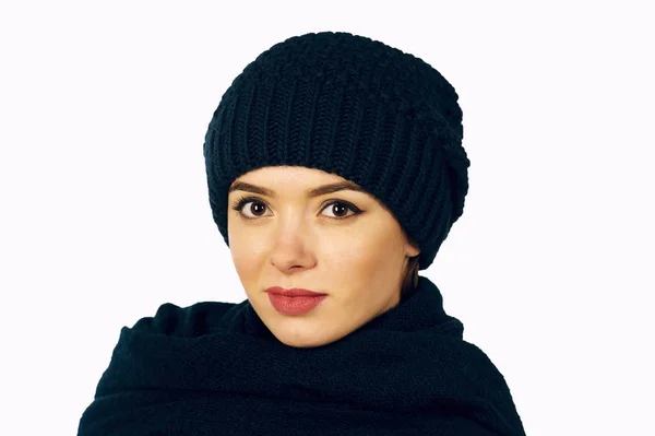Ritratto di ragazza in maglia cappello e sciarpa, primo piano su sfondo bianco — Foto Stock