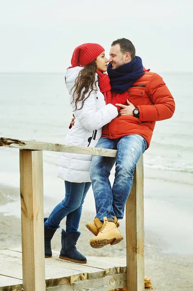 Jeune couple amoureux en promenade, vêtu de vêtements lumineux — Photo