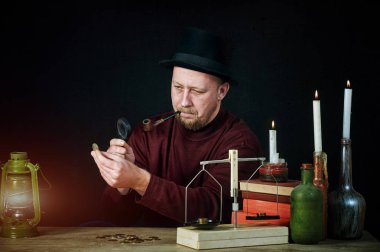 Stilize bir boru, eski kitaplar ve mum bir silindir şapkalı bir adam portresi