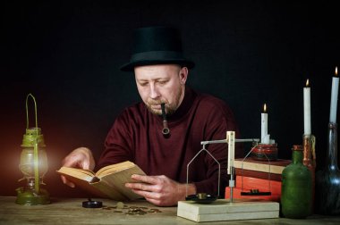 Stilize bir boru, eski kitaplar ve mum bir silindir şapkalı bir adam portresi